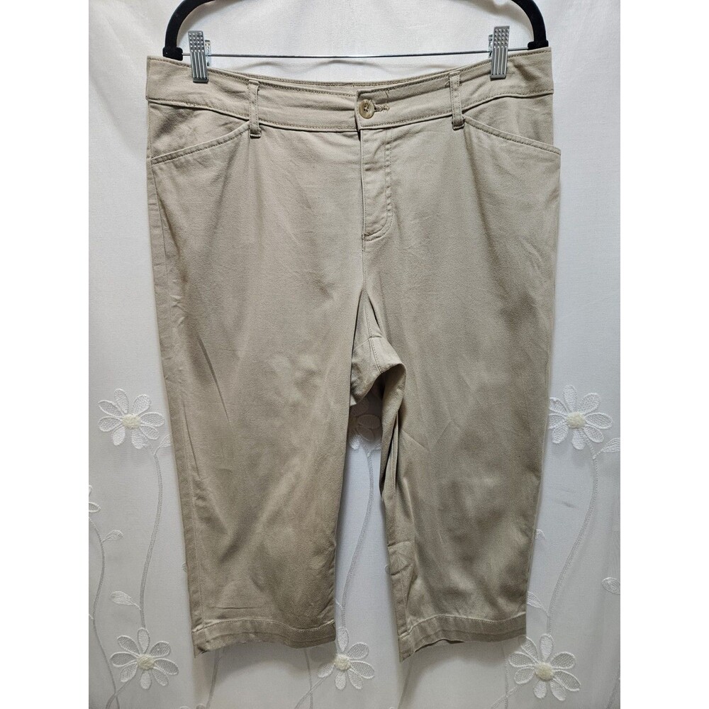 St Johns Bay Womens Size 14 Cream Khaki Capri Pants Basic Uniform Solid Durable